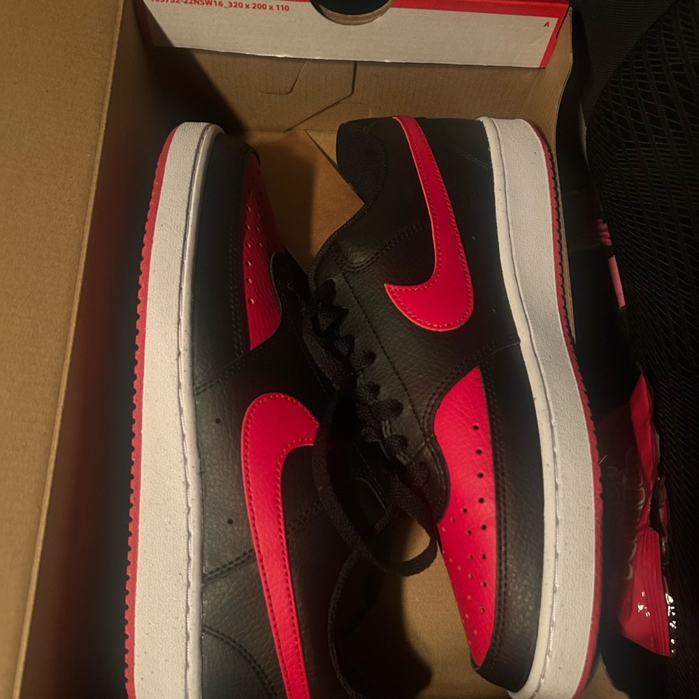Nike Men's Black and Red Sneakers